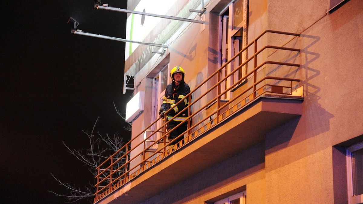 V Praze 4 hořel byt, hasiči evakuovali 18 lidí